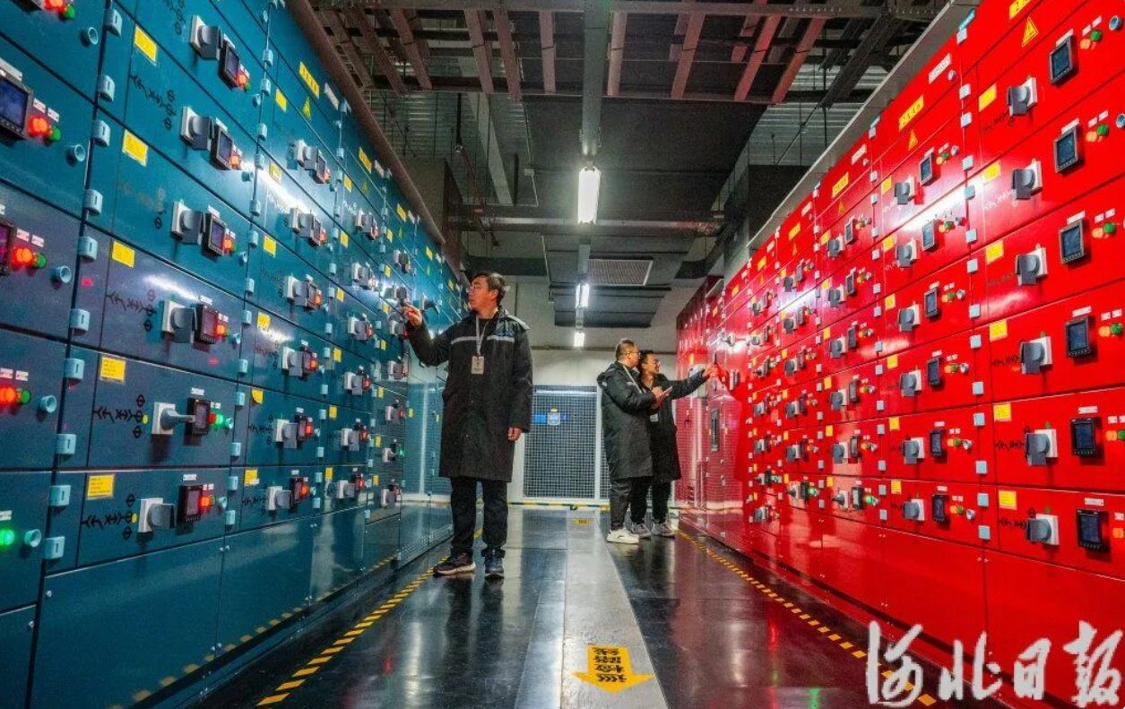 数据中心机房电力模块配电柜,运维人员在检查柜体指示灯